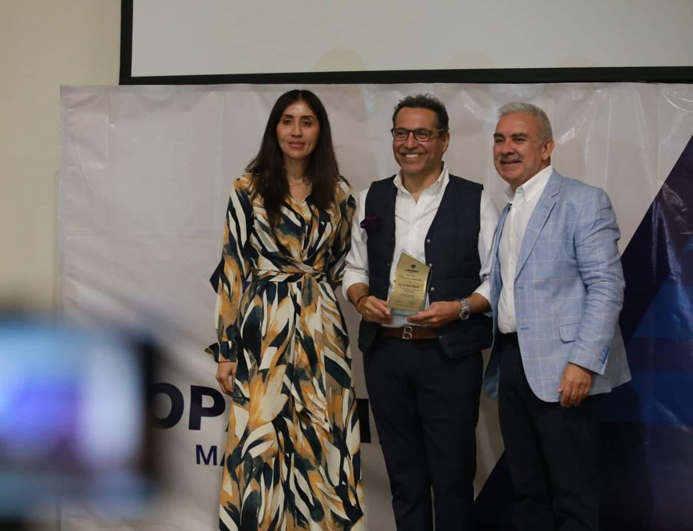 $!Yudith Verónica Estrada y Fernando Valdez hicieron entrega de un reconocimiento al expositor.