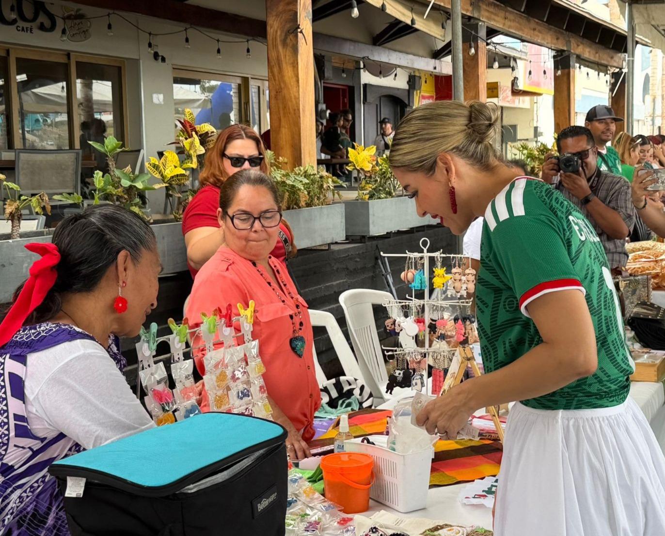 $!La Alcaldesa Estrella Palacios recorrió Olas Altas y aprovechó el ambiente festivo para adquirir recuerdos alusivos a la celebración mundialista.