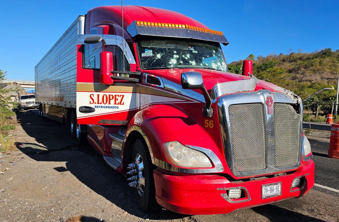 $!Disparan contra tráiler al sur de Escuinapa; roban a chofer, que resultó ileso