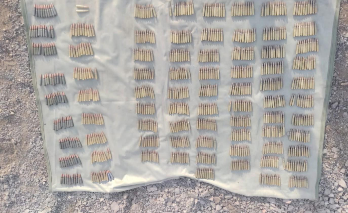 $!Ejército Mexicano asegura cartuchos y equipo táctico en el poblado Los Copales, Mazatlán