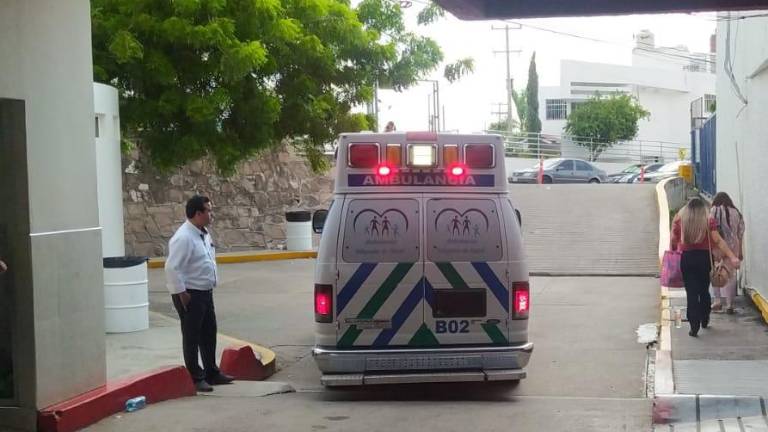 La mujer lesionada durante la agresión tuvo que ser trasladada a un hospital, al igual que el presunto agresor, quien también sufrió una herida.