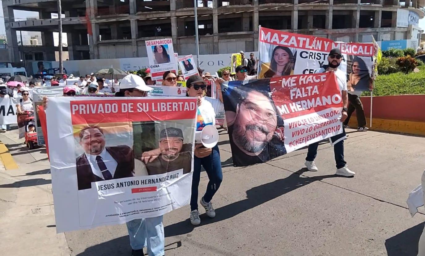 $!Marchan en Mazatlán para exigir la aparición de Carlos Emilio y más desaparecidos