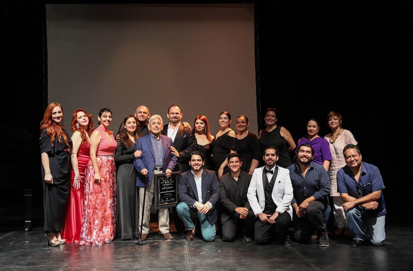 $!Integrantes del Taller de Ópera de Sinaloa rinden el tributo.