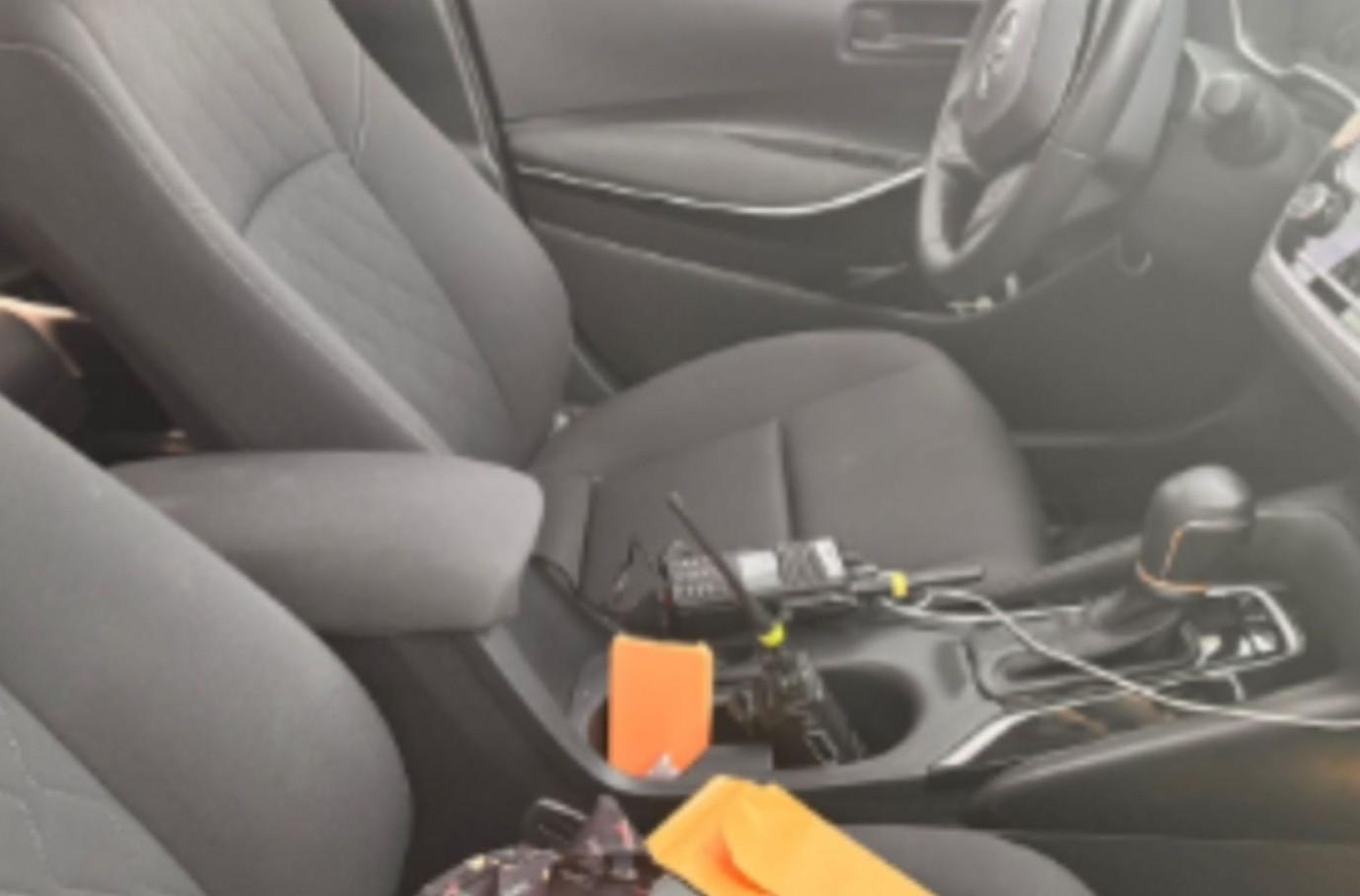 $!Aseguran vehículo con aditamento para arrojar ponchallantas en Culiacán