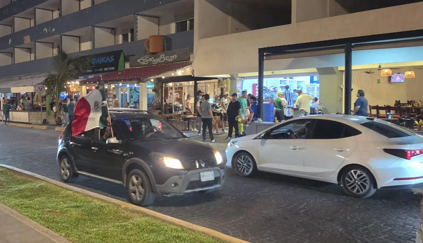 $!Festejan en restaurantes del Paseo Olas Altas el triunfo de la selección de México ante Ecuador