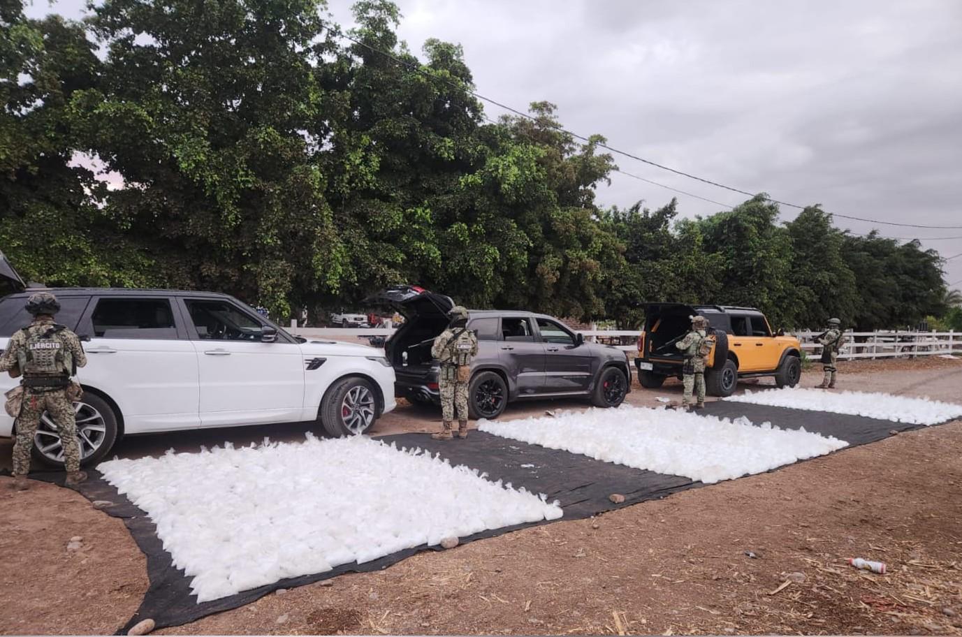 $!Ejército asegura más de 700 kilos de droga y vehículos en Higueras de Abuya, Culiacán