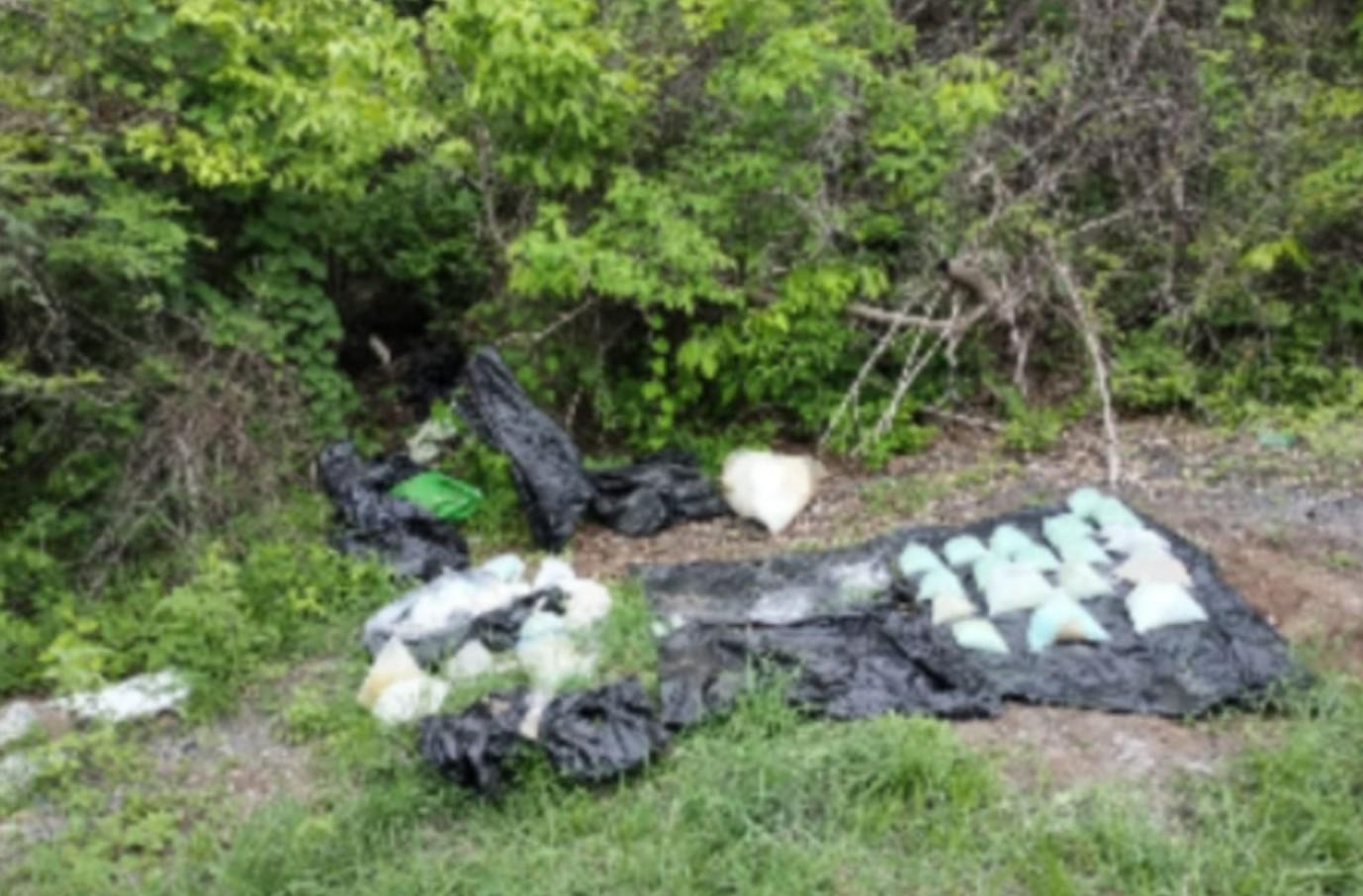 $!Ejército asegura presunta droga y desmantela laboratorio clandestino en Cosalá