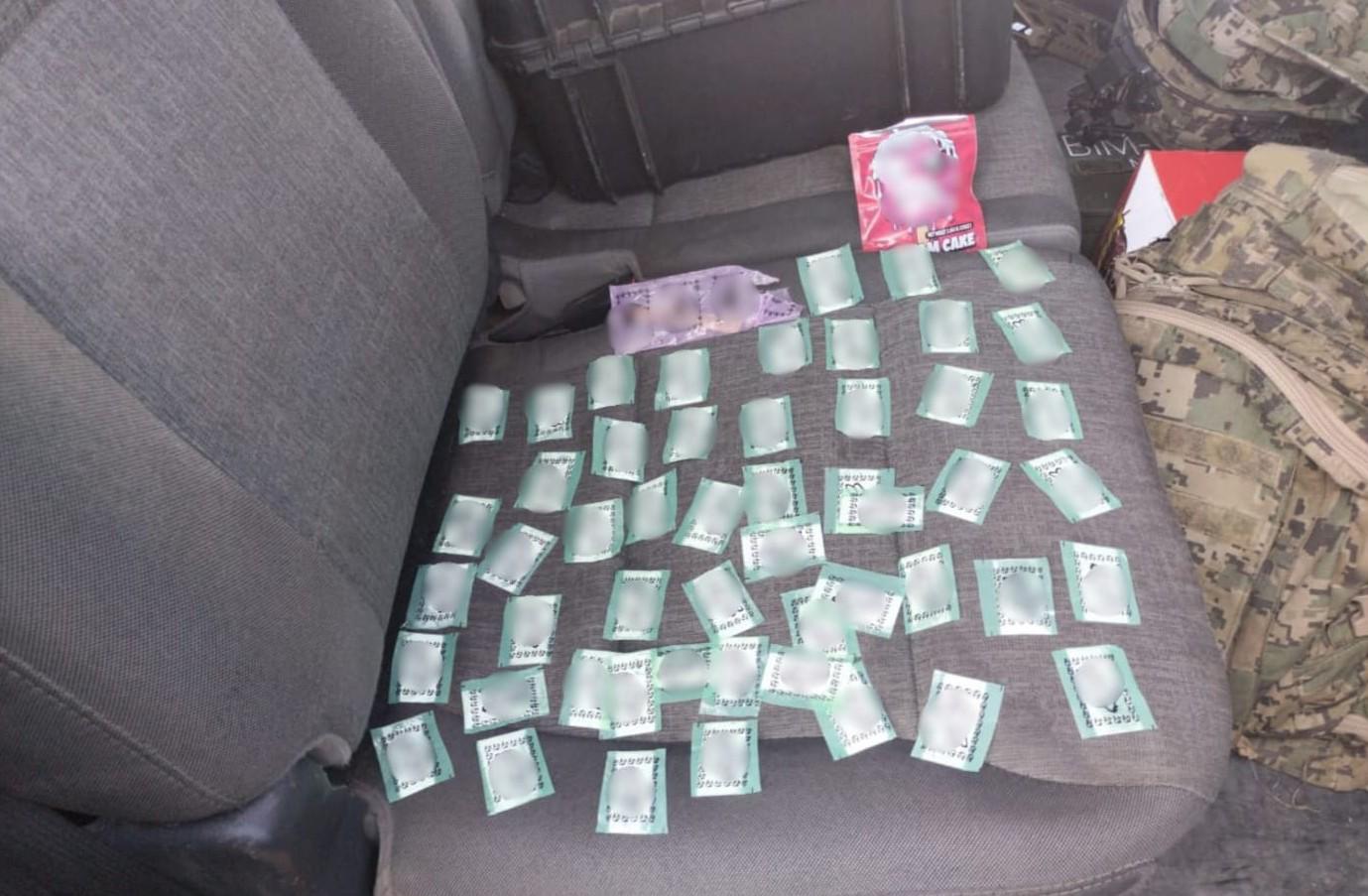 $!Detienen a hombre con 168 dosis de presunta droga y aseguran vehículo robado en Mazatlán