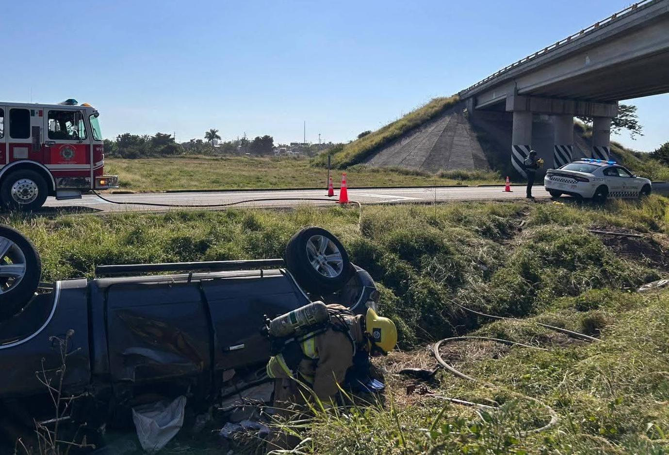 $!Una persona muerta y tres lesionadas deja volcadura en autopista cerca de Villa Unión