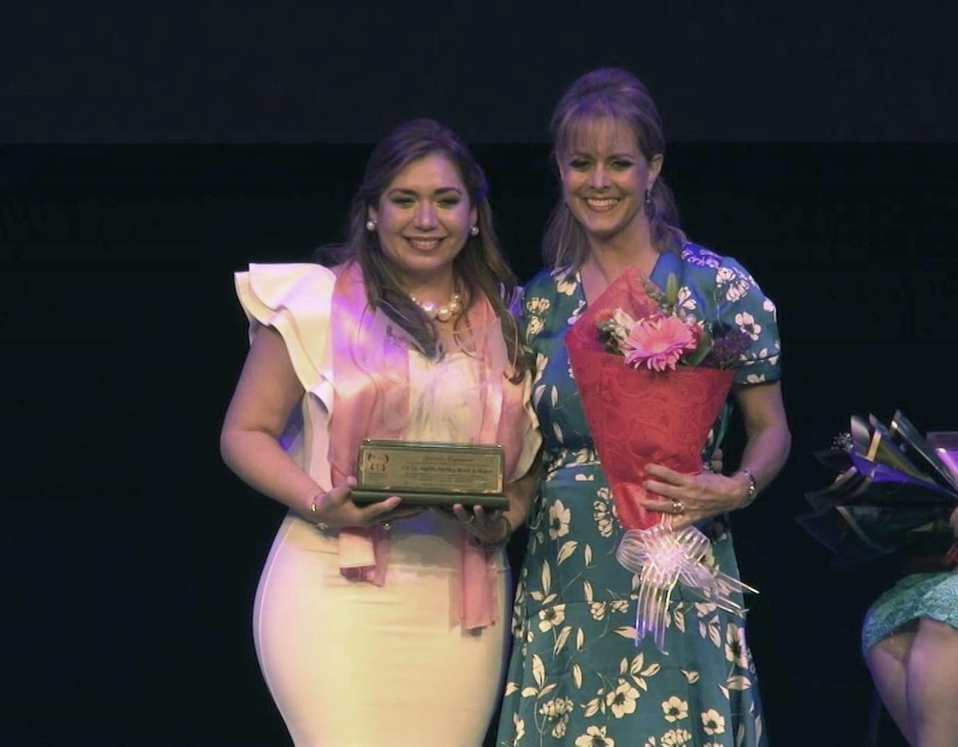$!Isabel Ávila Olivas, presidenta de la asociación, hace entrega del galardón a Angélica Martín de Madero.
