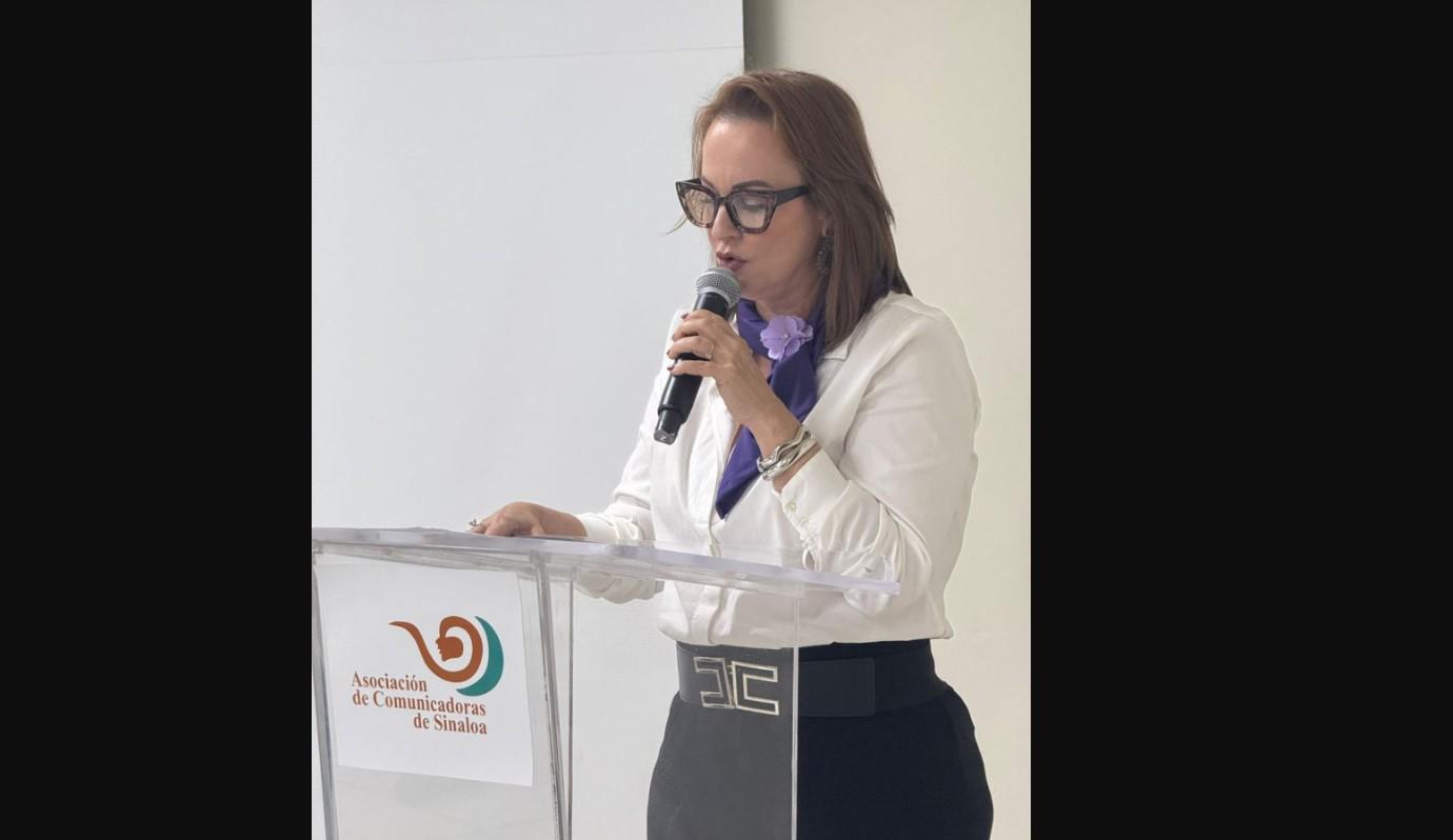 $!Elisa Pérez Garmendia dijo que esta presea busca reconocer a quienes han demostrado un compromiso con el ejercicio libre y responsable del derecho a la libertad de expresión.