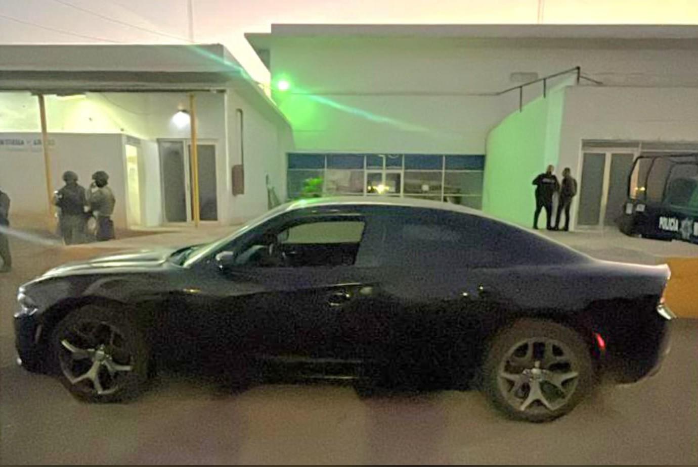 $!Policías estatales detienen a dos hombres con armas en la colonia Juárez, en Mazatlán