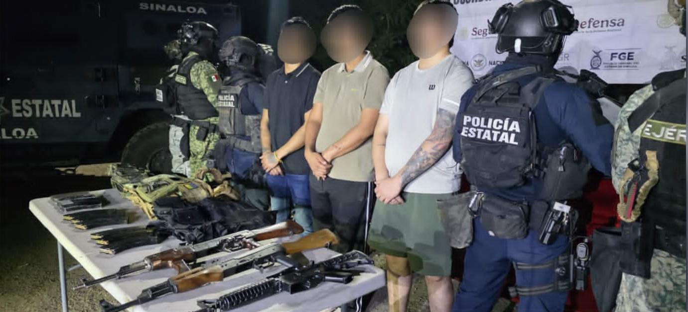 $!Detienen a tres hombres con fusiles de asalto en quipo táctico en Valle Alto, Culiacán
