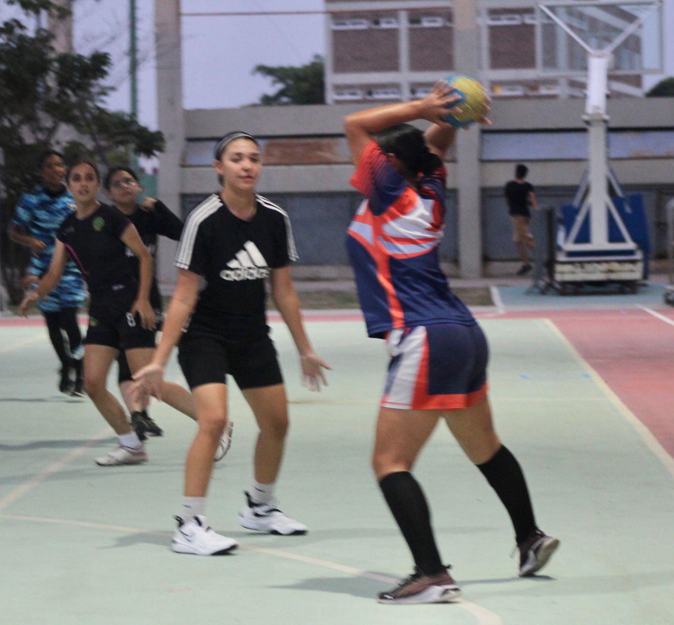 $!Ponen a prueba jóvenes su destreza en handball y atletismo