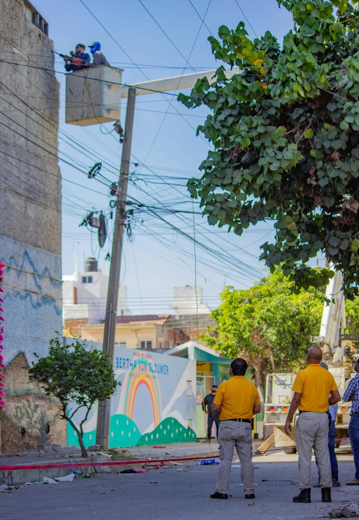 $!Inicia Gobierno de Mazatlán demolición de barda perimetral de antigua tienda del ISSSTE