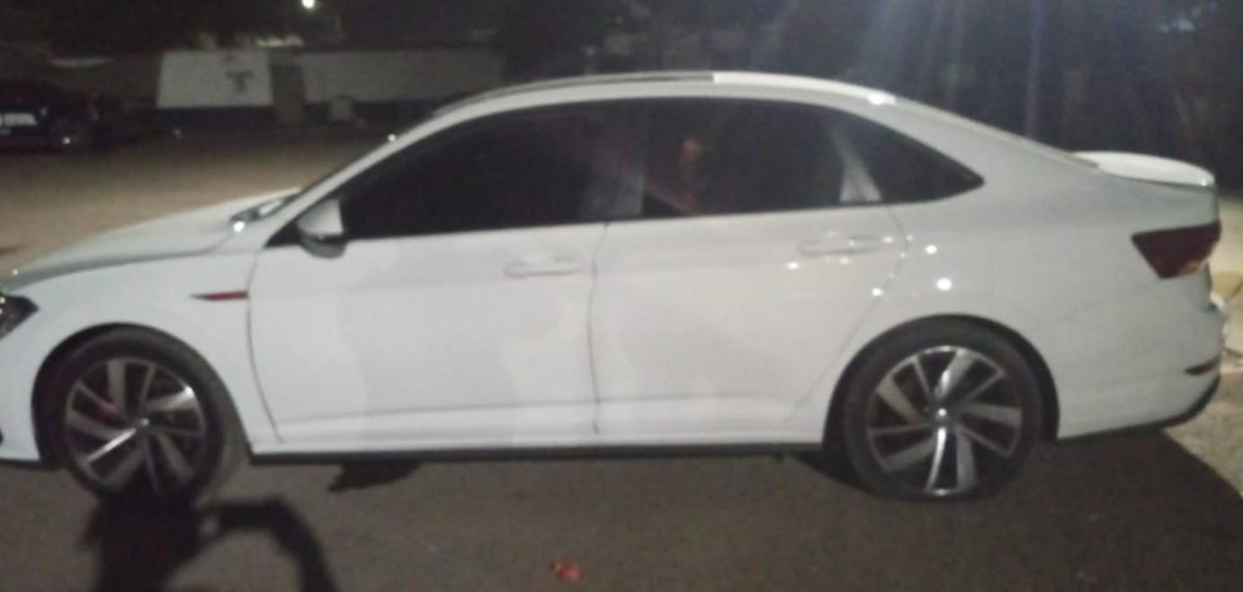 $!Detienen un hombre en un vehículo blindado; le aseguran armas y numerario