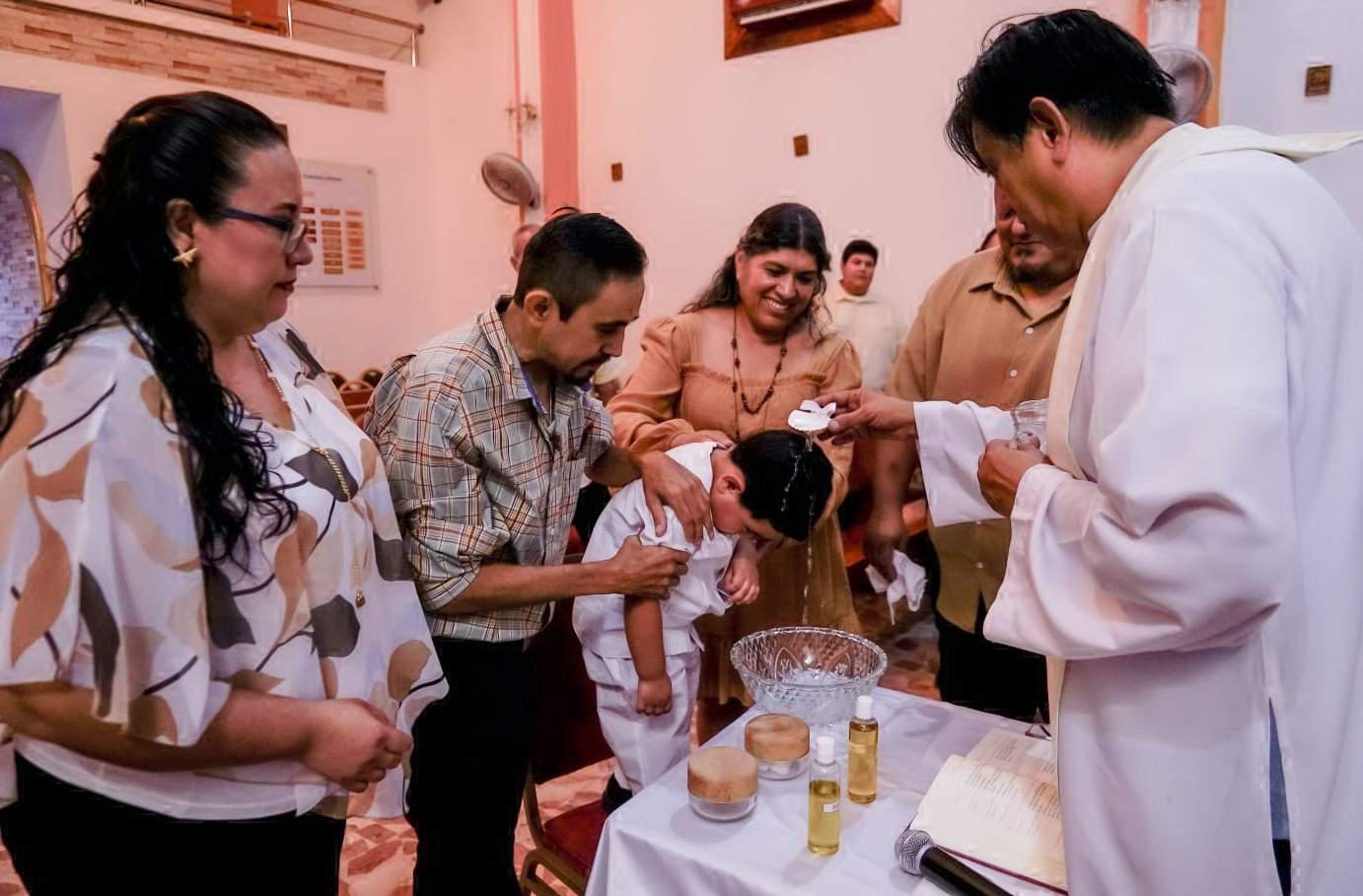 $!Emilio Loubet Lerma recibió las aguas bautismales en la Parroquia La Guadalupana.