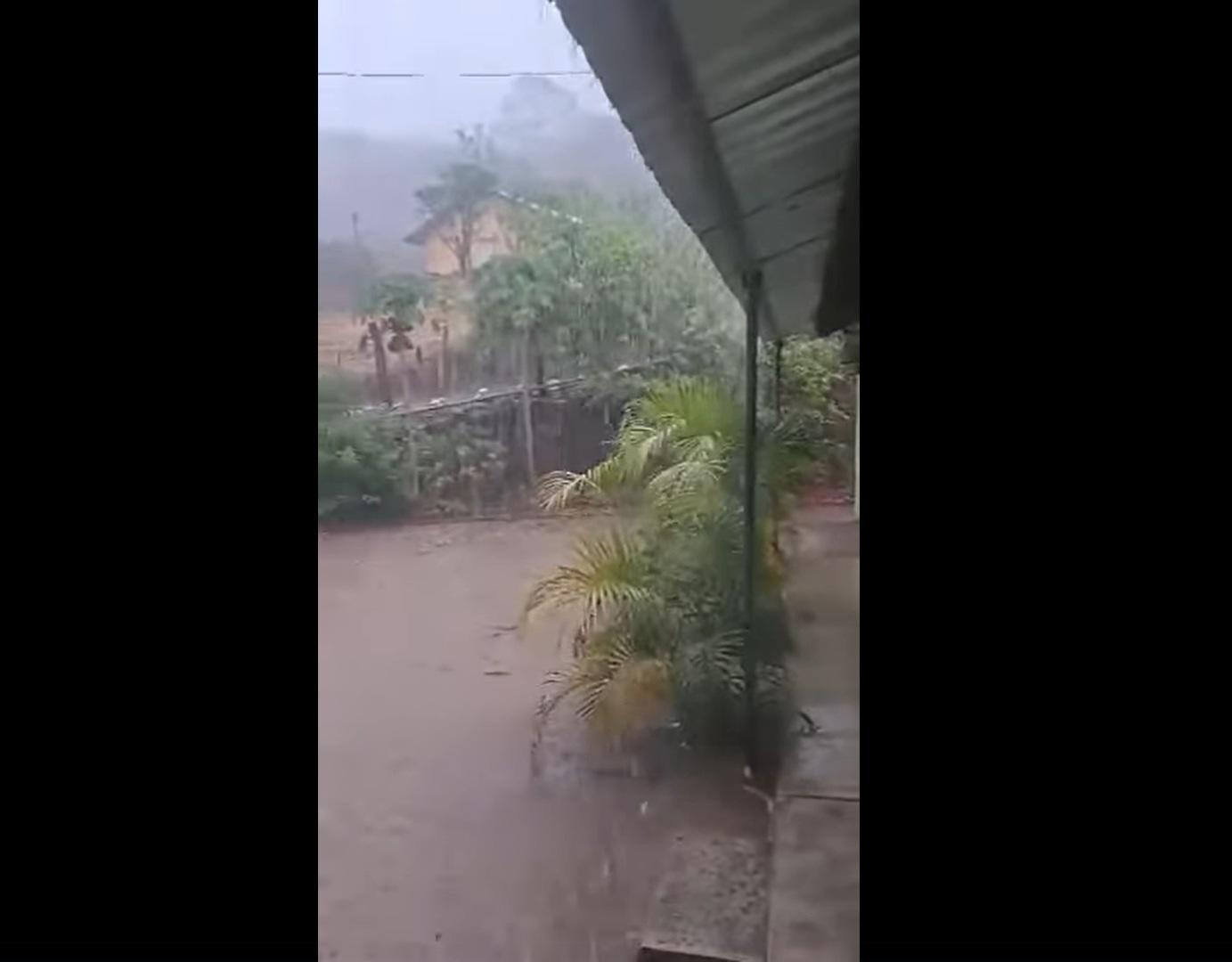 $!Badiraguato, Elota, Concordia y Choix presentaron intensas lluvias este domingo