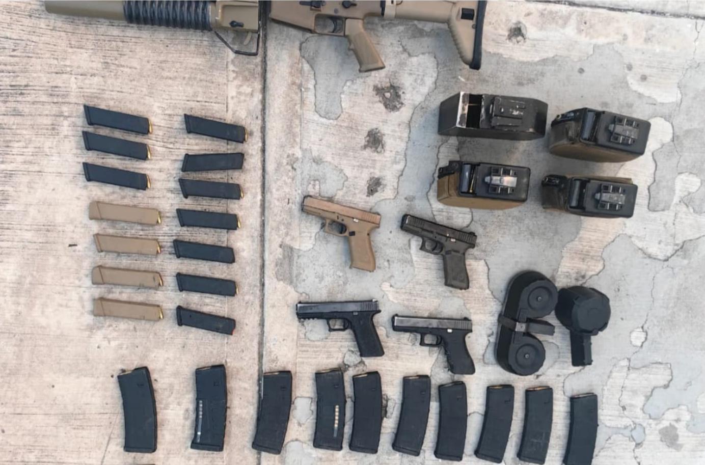 $!Aseguran granadas, armas y vehículos robados tras detención de 4 civiles en Culiacán