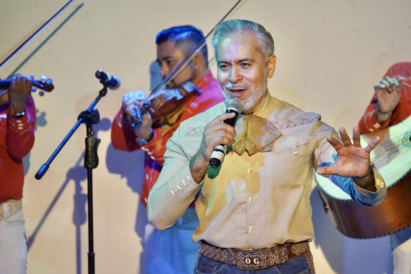 $!El cantante sorprendió con una selección de éxitos más recientes que generaron un furor especial entre el público.