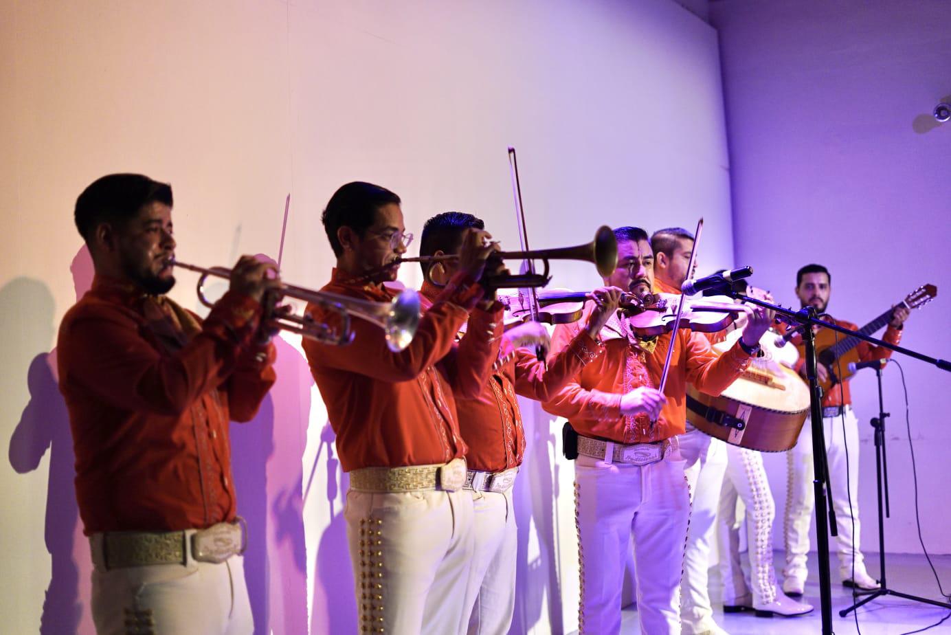 $!El recital comenzó con la canción de “De qué manera te olvido”.