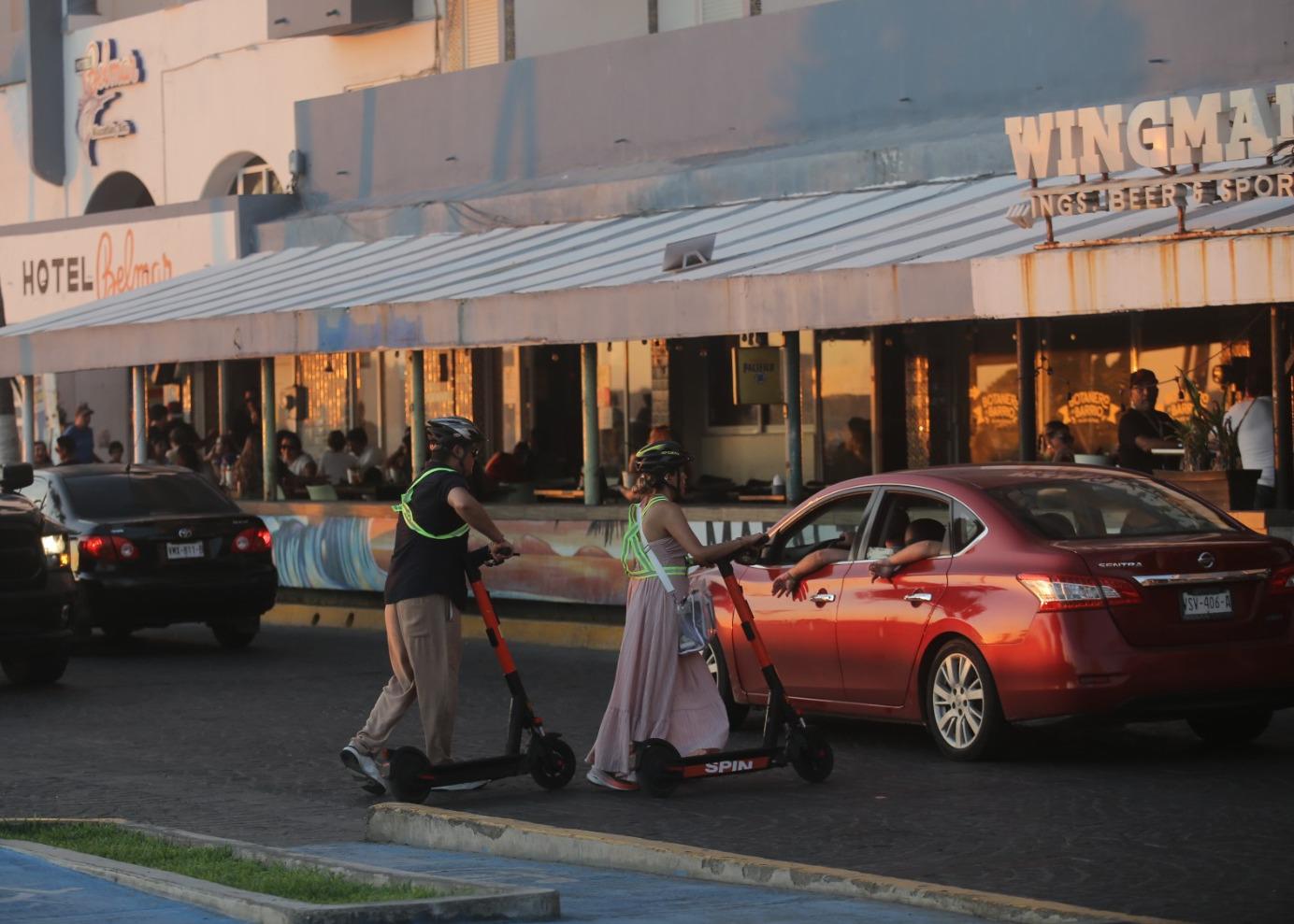 $!En Olas Altas, negocios se aseguran que clientes respeten las nuevas normas al usar scooters