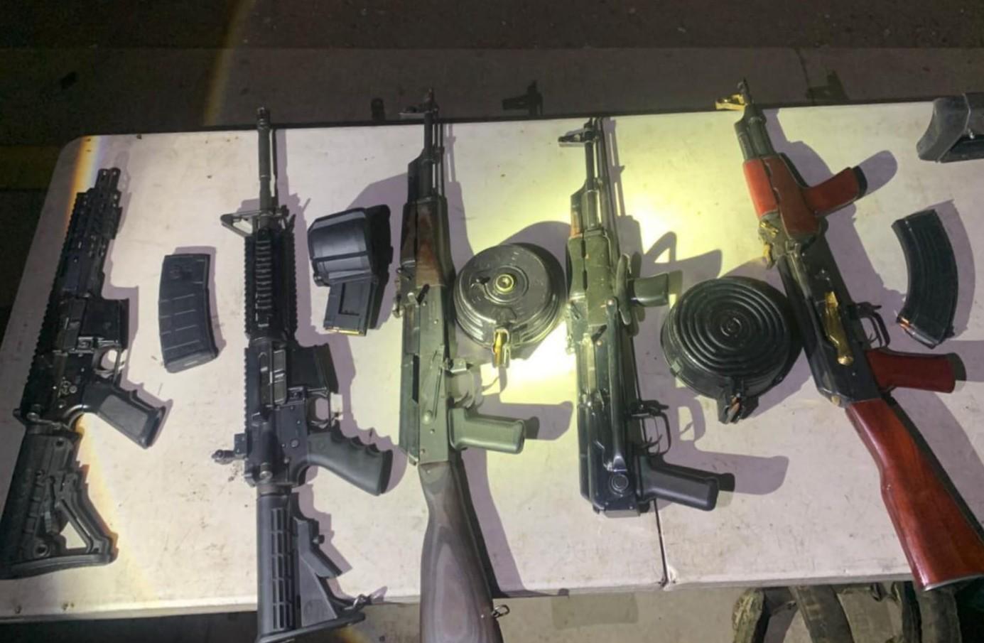 $!Ejército asegura armas, equipo táctico y detiene a cuatro civiles en Culiacán