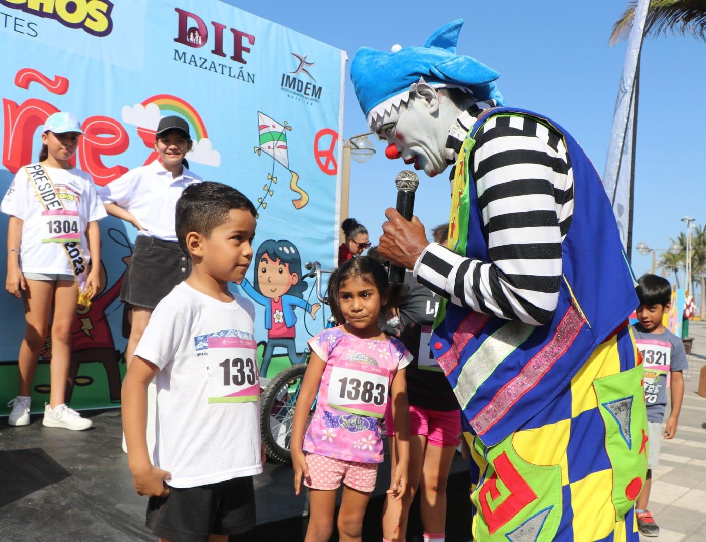 $!Participan en carrera por derechos de las niñas, niños y adolescentes, en Olas Altas