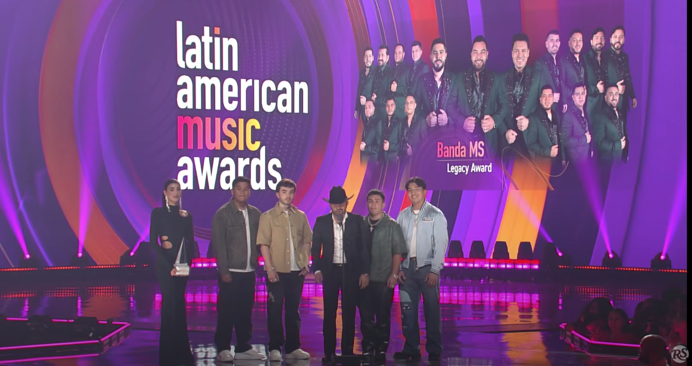 $!Eslabón Armado y Josh Favela hacen entrega del reconocimiento.