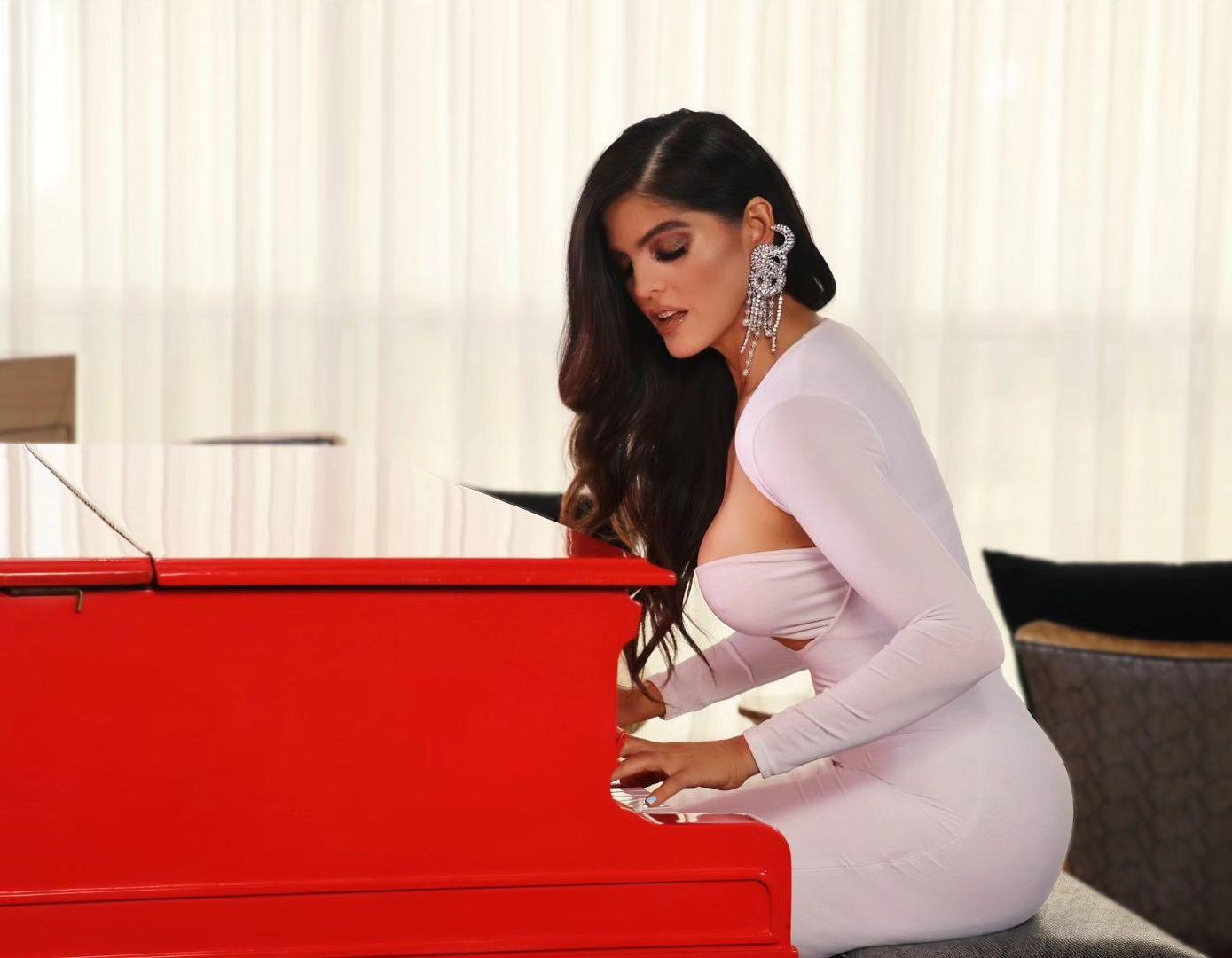 $!El tema marca el regreso de Ana Bárbara al género grupero.