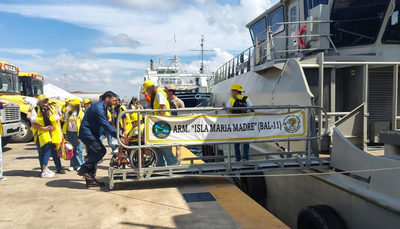 $!Niñas y jóvenes del CRIT Sinaloa visitan instalaciones de la Marina en Mazatlán