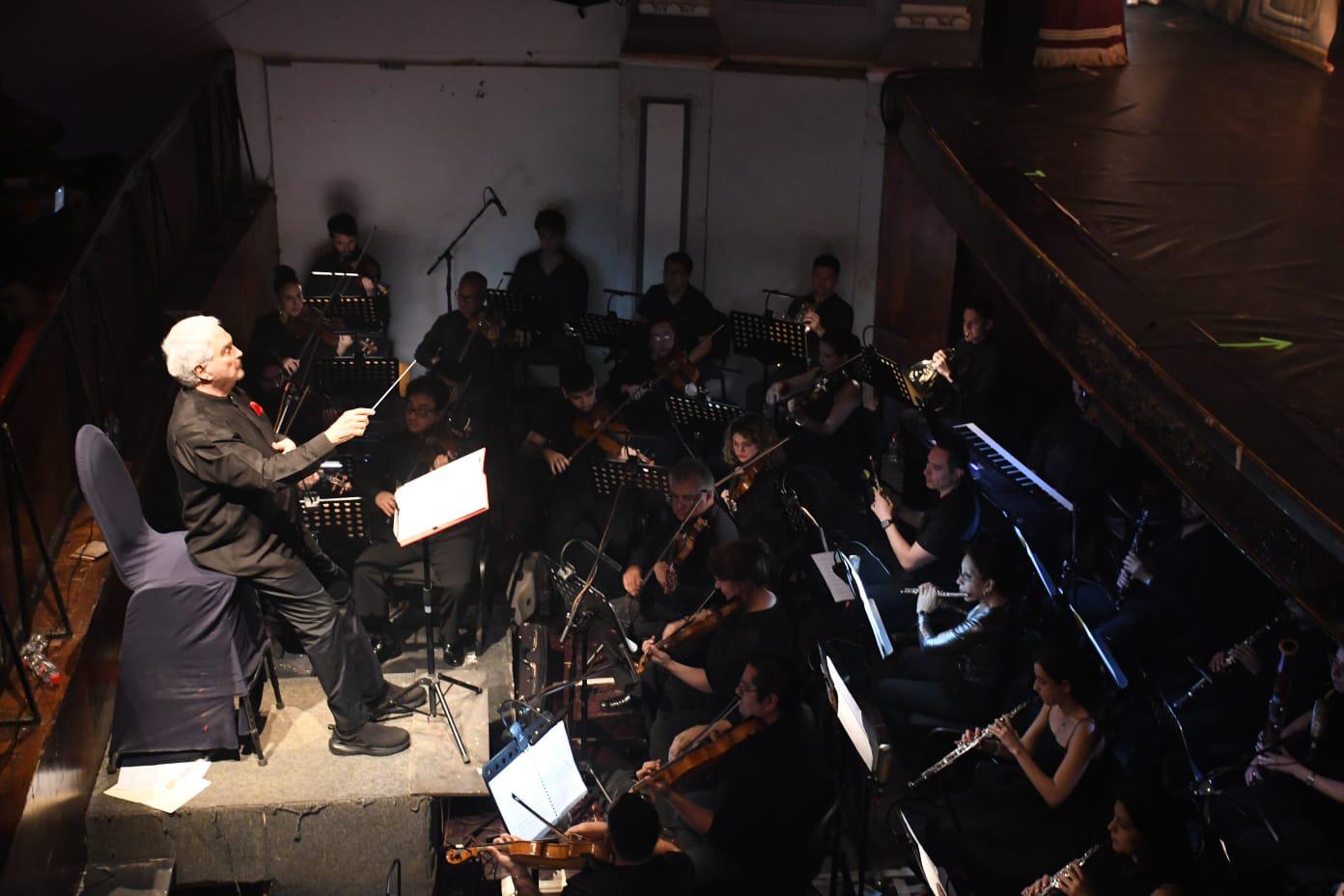 $!El maestro Enrique Patrón de Rueda dirigió a la Camerata Mazatlán en la velada.