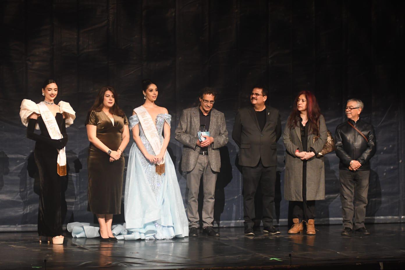 $!El escritor galardonado estuvo acompañado en el escenario por Lucero Lizárraga, Armida Llamas, Desiré Ayón, Juan José Rodríguez, Eve Gil y Braulio Peralta.