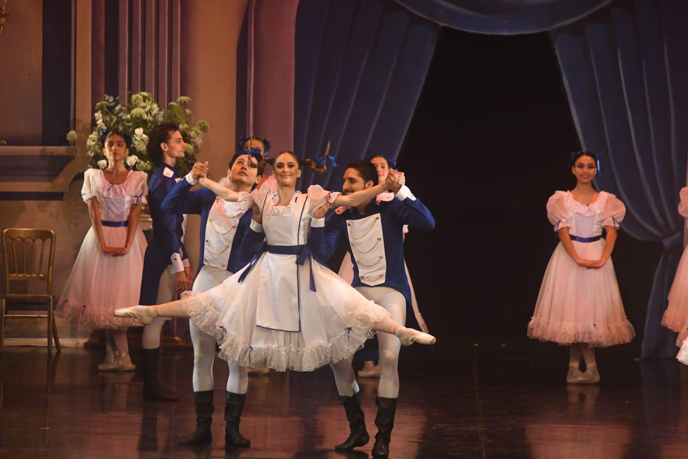 $!Los artistas de la Compañía de Ballet de Mazatlán, dirigida por los maestros Zoila Fernández y Eduardo Blanco, deleitaron al público con sus coreografías.