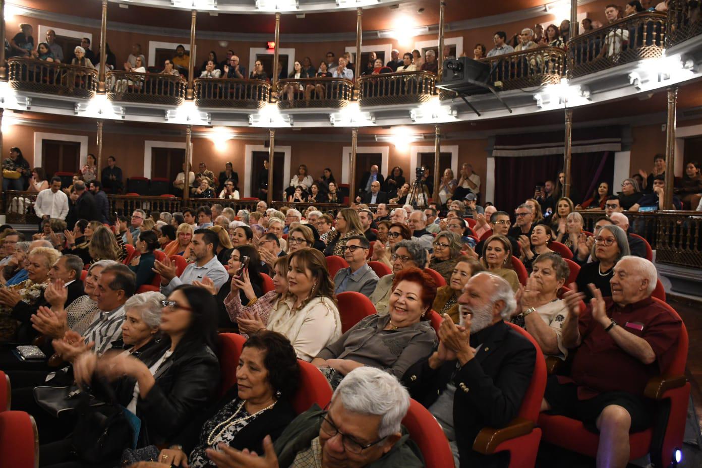 $!El Teatro Ángela Peralta lució lleno.