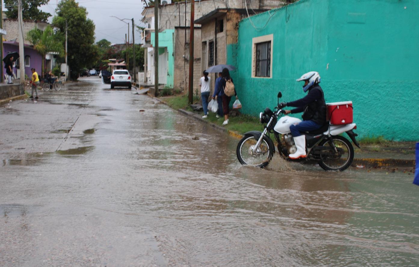 $!Sacan abrigos e impermeables tras las lluvias en Rosario