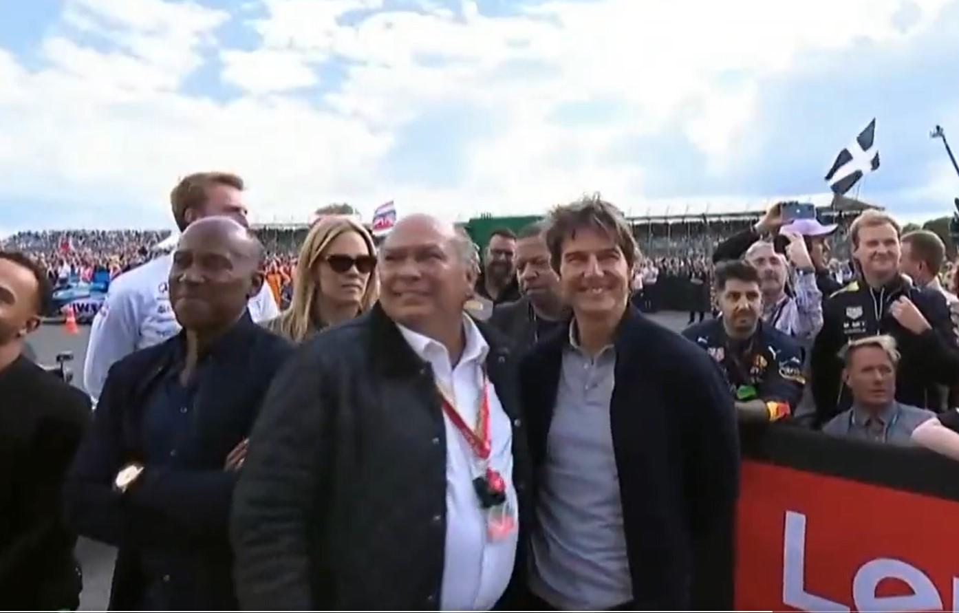 $!Tom Cruise festeja con el padre de Checo Pérez en el Gran Premio de Gran Bretaña