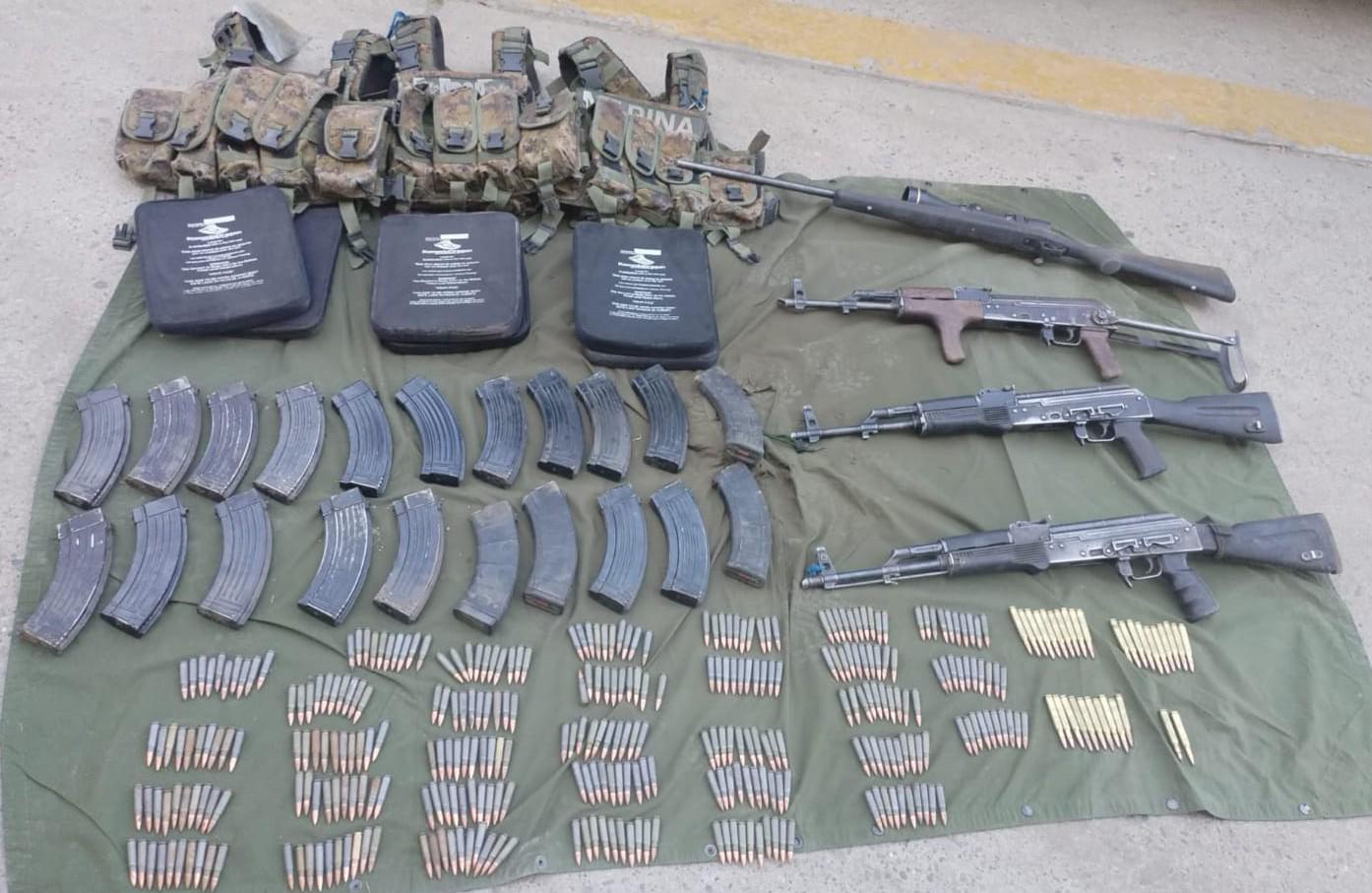 $!Ejército detiene a cuatro civiles en Escuinapa y asegura 16 explosivos en San Ignacio