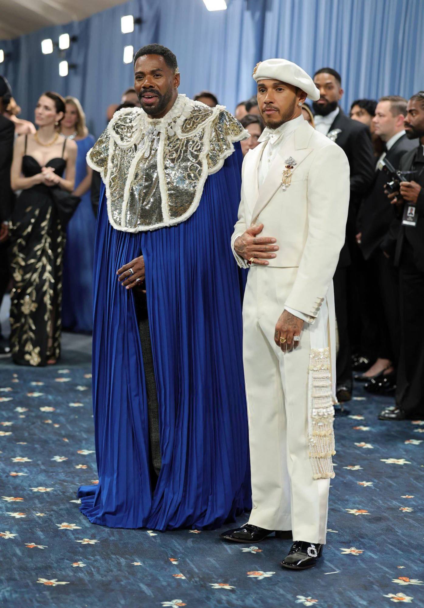 $!Colman Domingo y Lewis Hamilton a su llegada al evento.