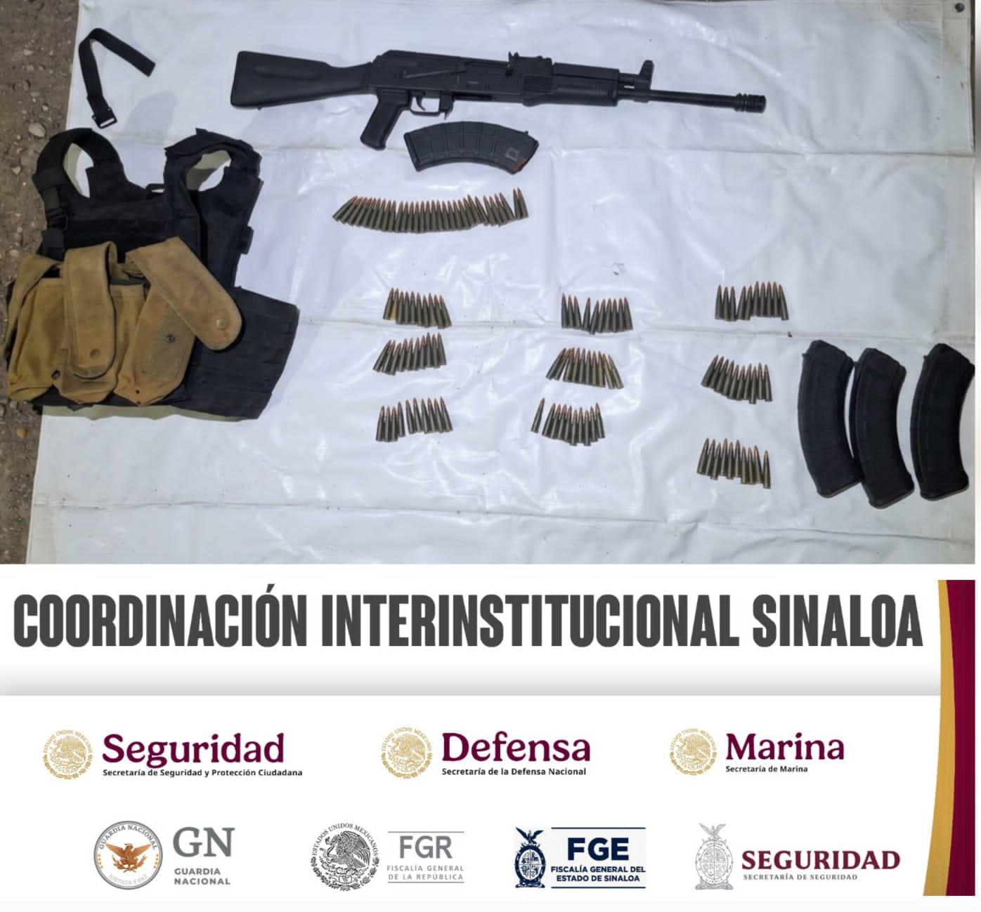 $!Aseguran camioneta con fusil AK-47, cargadores y cartuchos en Navolato