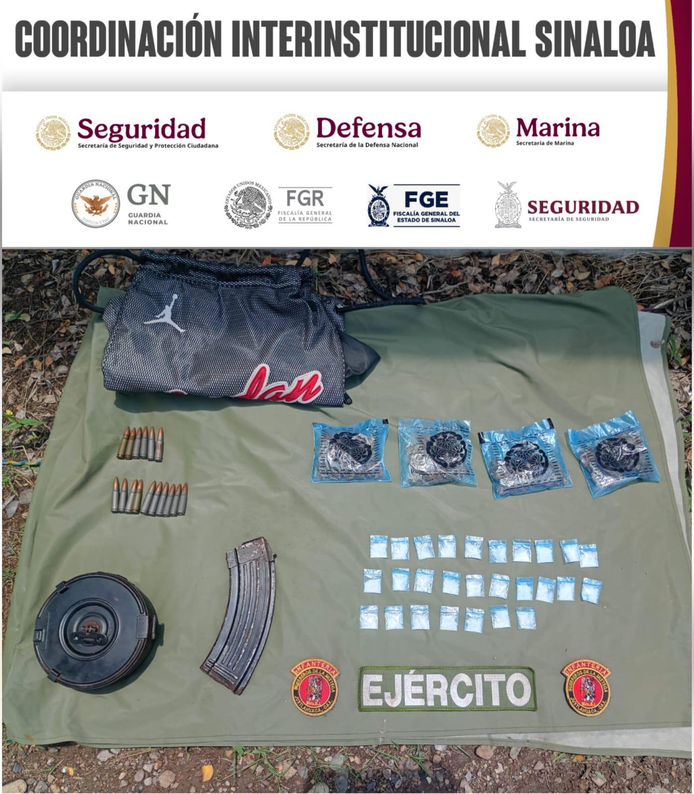 $!En Mazatlán, sujeto abandona una mochila entre la maleza y militares aseguran droga en su interior
