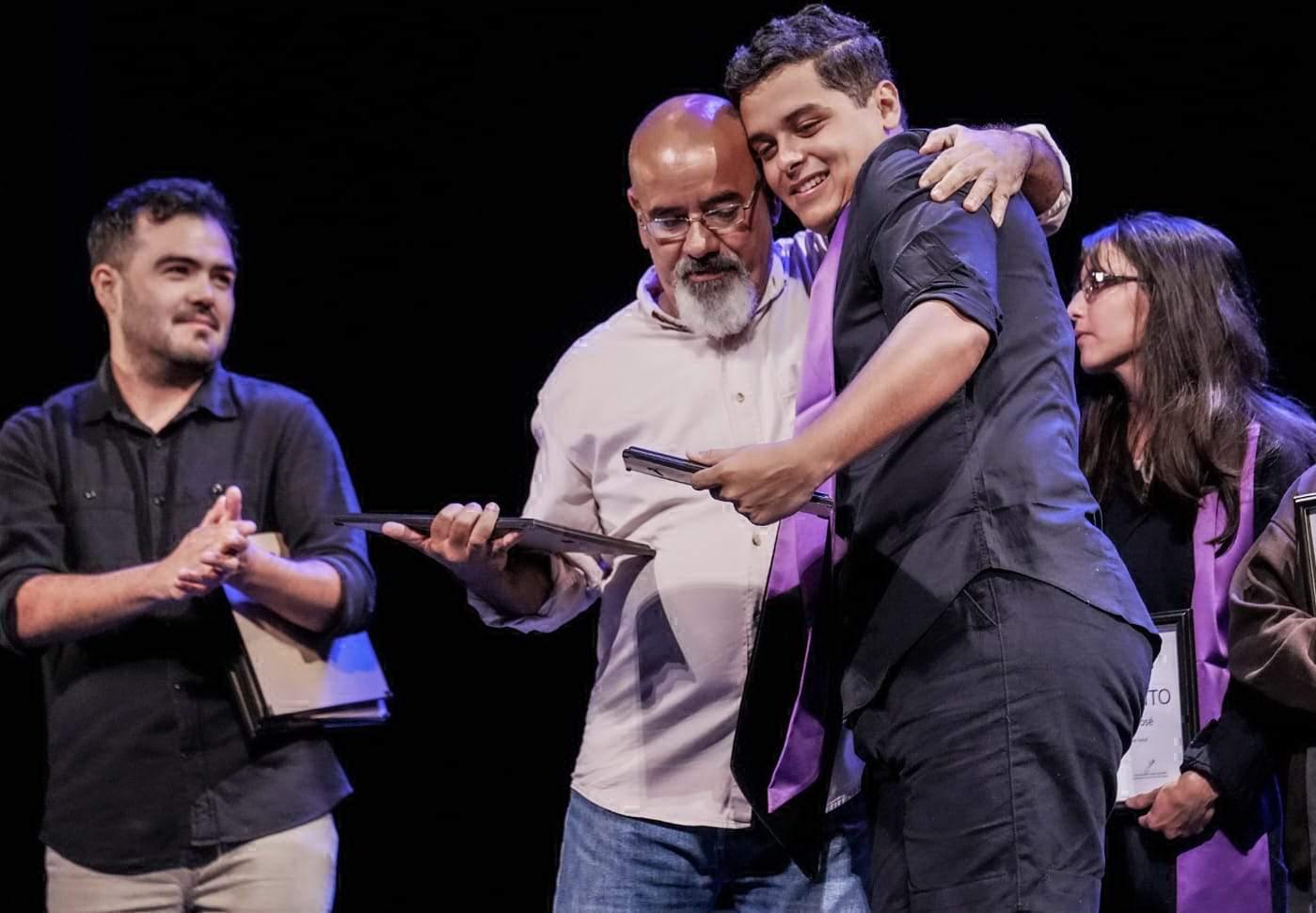 $!Los jóvenes egresados recibieron sus diplomas de manos de sus maestros Manolo Díaz y Ramón Gómez Polo.