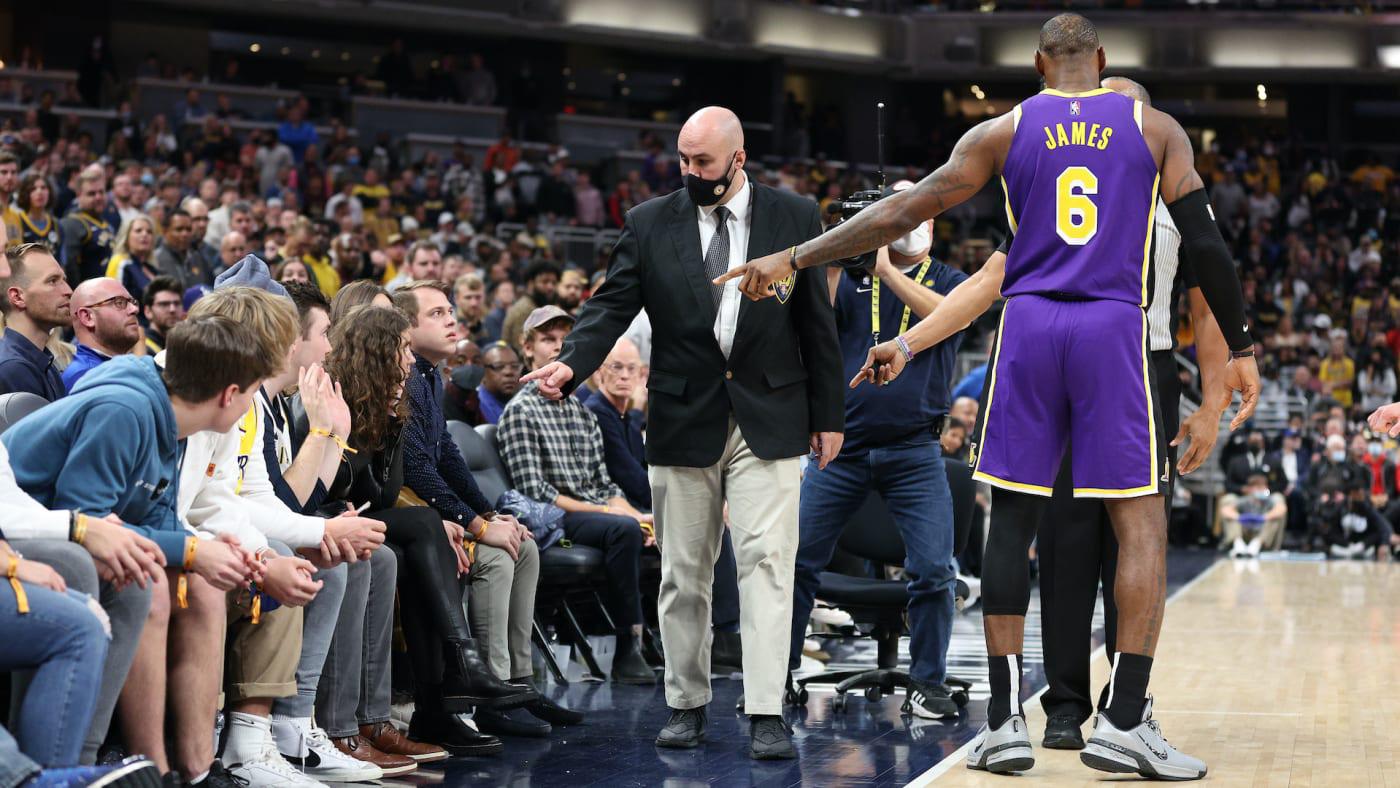 $!LeBron James ingresa al protocolo de salud y seguridad de la NBA y es baja en Lakers