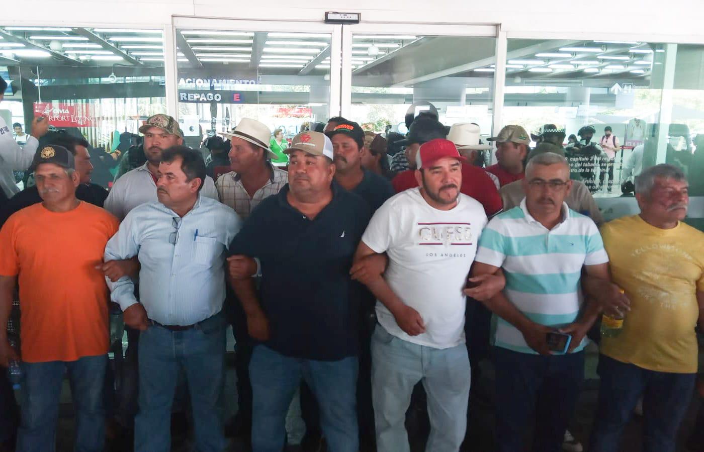 $!Maiceros toman Culiacán y paralizan el Aeropuerto