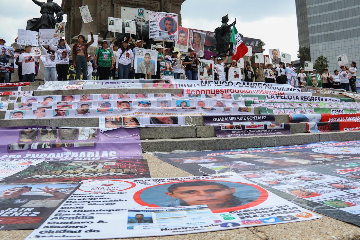 $!Mientras los aficionados celebraban a la selección mexicana, las familias buscadoras se manifestaban en el Ángel de la Independencia.