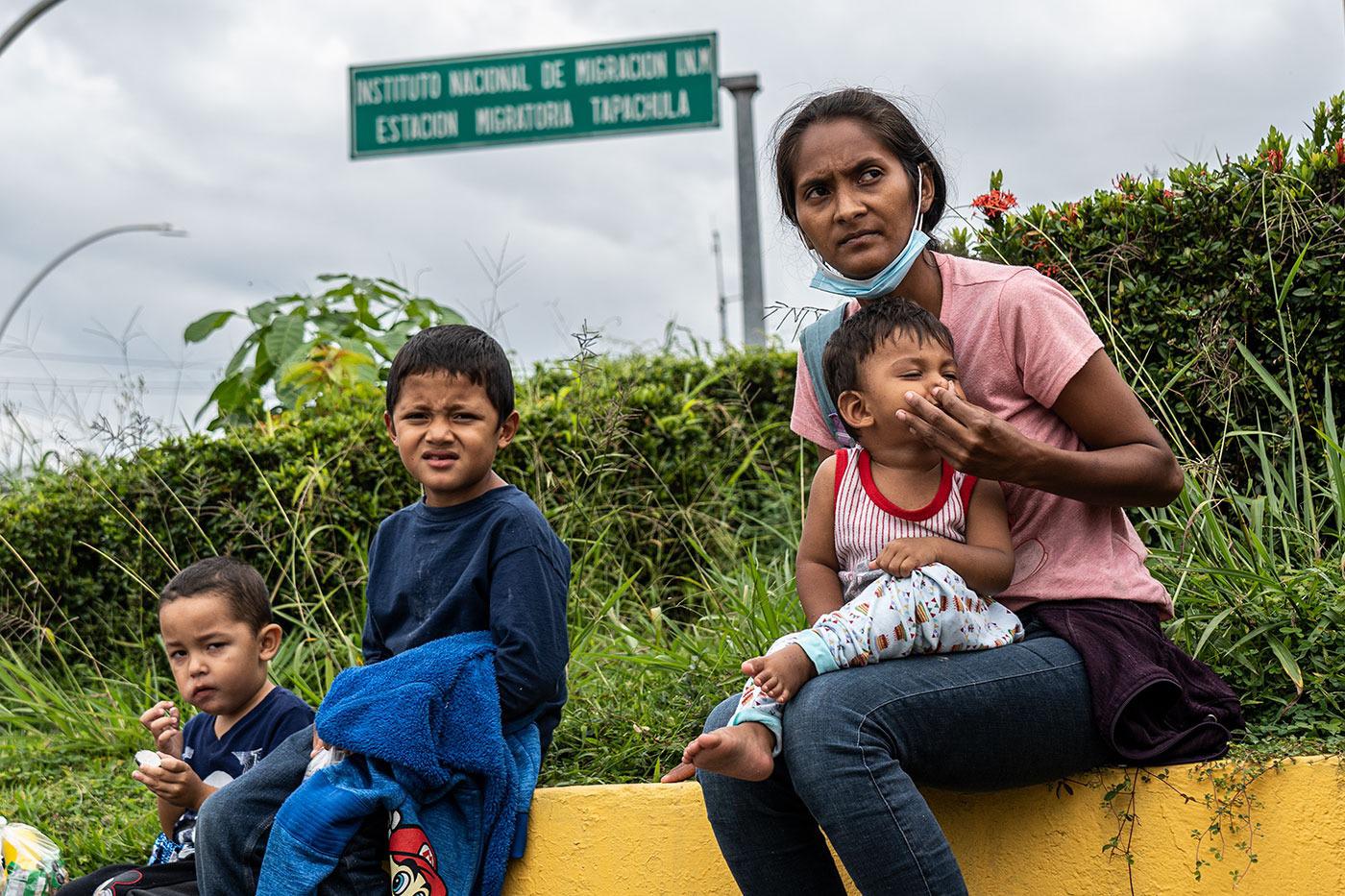 $!El reforzamiento del control fronterizo y el cierre de los cruces han visibilizado la migración, pero a la vez han provocado que las personas viajen en condiciones más extremas, alertan especialistas.