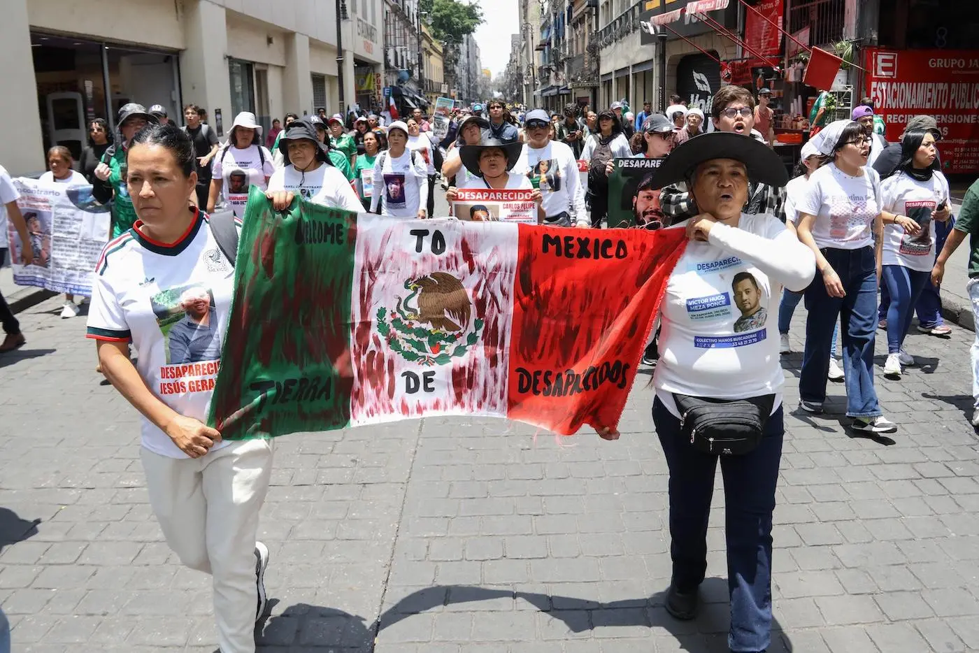 $!Integrantes de colectivos marchan hacia el Zócalo de la Ciudad de México.