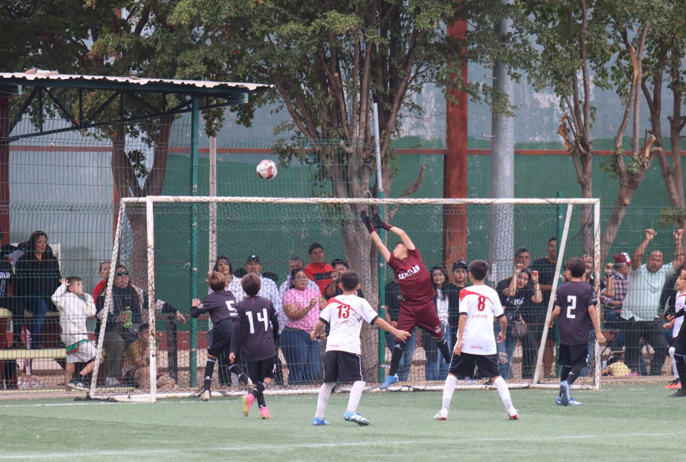$!¡Históricos! Mazatlán se cuelga dos oros en estatal de futbol varonil