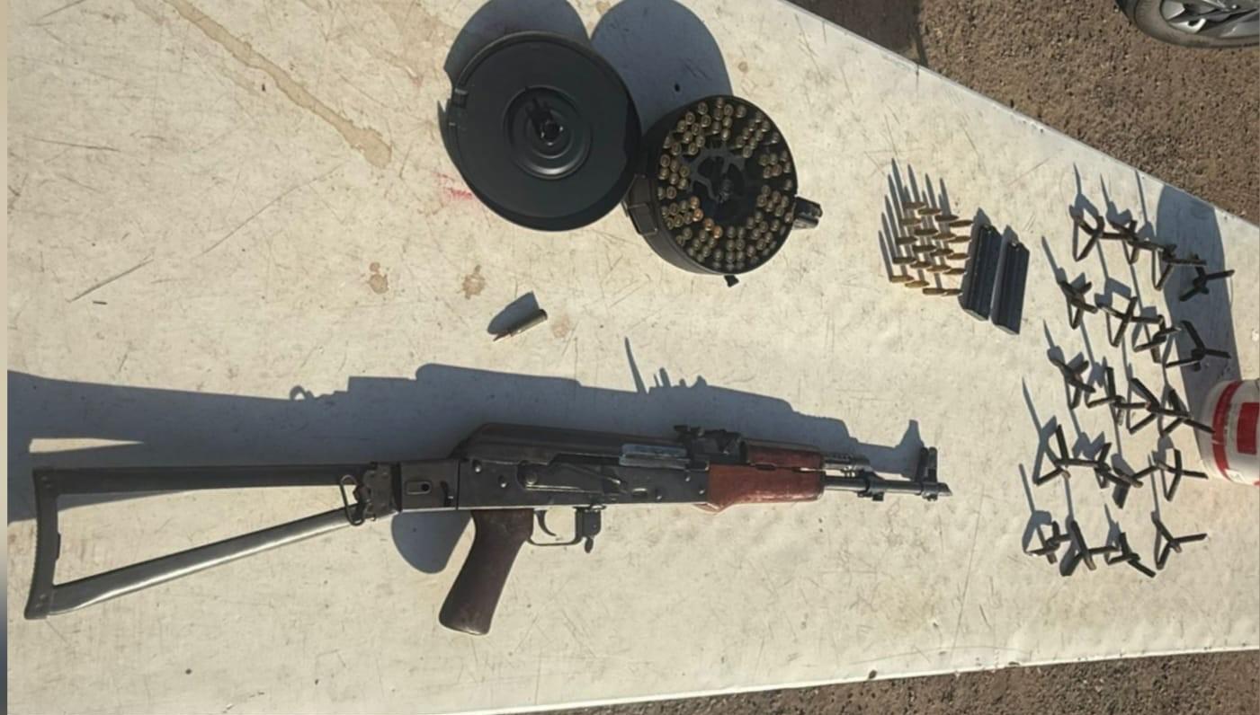 $!Aseguran rifle AK-47 y auto robado tras persecución policial en Culiacán