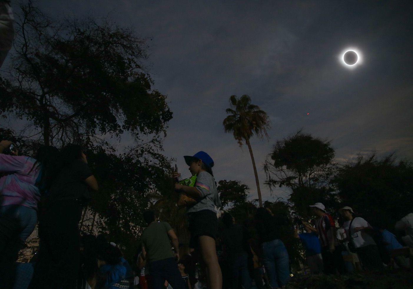 $!En el Parque Ciudades Hermanas vivieron la totalidad del eclipse.